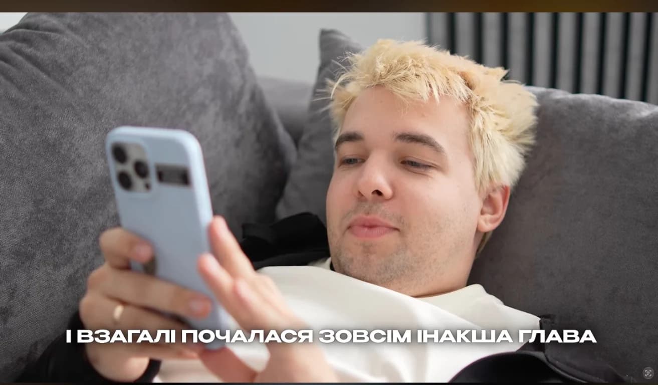Maccoudi looks at his phone with a Ukrainian caption along the bottom.